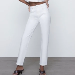 Jeans från Zara! - Så fina raka jeans från Zara, perfekt till sommaren!! Har klippt av där nere för att få en fransig kant. Lite skrynkliga på bilden men kommer stryka dom innan jag skickar iväg! Frakt tillkommer på 66 kr🤍