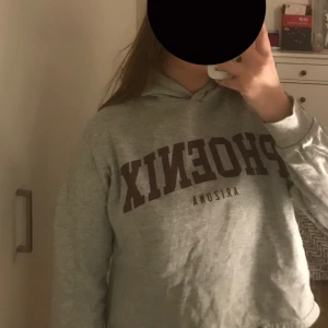 Gina tricot hoodie med luva  - Längd:42 den är inte så gammal men inte andvänd på 1,5 år. Den är i bra skick (innan den postas stryks den)