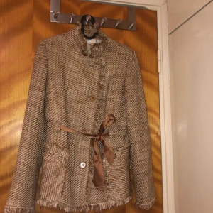 Zara Jacka - Wrap it jacka från Zara man Kan knyta runt midjan. Kommer aldrig till användning därför säljer jag🤍