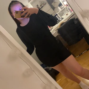 Klänning  - En svart klänning i storlek S med öppen rygg osen lite schrunch vid rumpan😍den är för liten för mig där av den sitter Kaous på mig. Är 180 där av den är för kort!