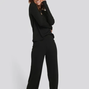 Mjukisset  - Helt nytt mjukisset från nakd!! Slutsålt på hemsidan. Storlek S i båda delarna! Passar även XS!!🤍500kr för båda delarna!!