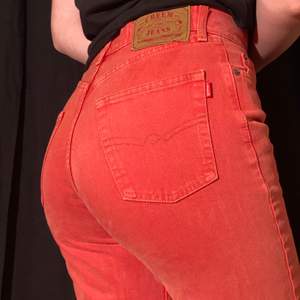 Retro high-waisted jeans från märket Creem Jeans!💫  Väldigt vintage, så säljs knappt i butik längre. Säljes i befintligt skick, precis som allt annat🌼 Skriv gärna vid frågor eller vid efterfrågan på fler bilder!
