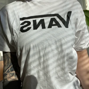 Vans Tshirt - Tshirt från Vans med tryck på bröstet | strl M | använd men i väldigt bra skick | frakt tillkommer