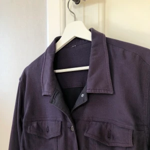 Lila jeansjacka  - Lila jeansjacka från second hand som jag själv har klippt av till en kortare modell. Det är alltså lite fransigt ner till kanten, vilket jag personligen tycker är en snygg detalj. I använt skick!  (Pris 60 + frakt)💗🌸