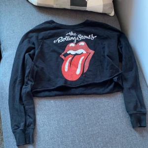 The Rolling Stones Croppad  - Bra skick! Aldrig använt den då den inte riktigt är i min smak, bra passform. Samfraktar gärna med mina andra plagg, rökfritt hem med hund :)