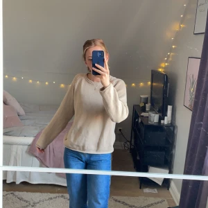 Beige stickad tröja - En fin stickad tröja i bra kvalitet. Ej nopprig. Fint skick. Något stor i storleken