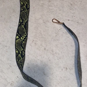 Väskband ormimetion  - Väskband i ormimetion köpt på Gina för 160kr säljer för 45kr ni står för frakten 