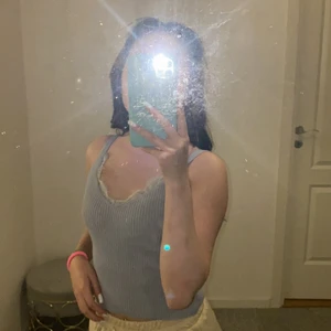 Spetslinne - Spets linne i storlek One Size. Kommer ej ihåg vart den är ifrån eftersom den är köpt för flera år sen men troligtvis från Shein. Den är grå 