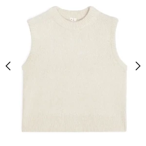 Stickad väst  - Jättefin stickad väst från arket, i den ljus beige färg. Endast använd vid fåtal tillfällen. 