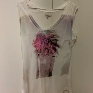 Topp i storlek m - Tops i storlek m, fin skick, finns hämta i Stockholm, kan även skicka via post