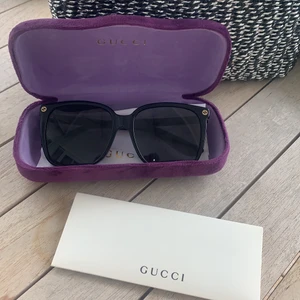 Gucci solglasögon - As balla (äkta såklart) GUCCI solisar! De har svart båge och svart glas och skyddar mot UV! Jätte bra skick, som nya:) modellen heter: gg0022sa och nypris är 260 dollar HÖGSTA BUD är 1400