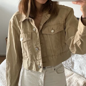 Jacka - Croppad jeansjacka från monki! 100kr inkl frakt. 