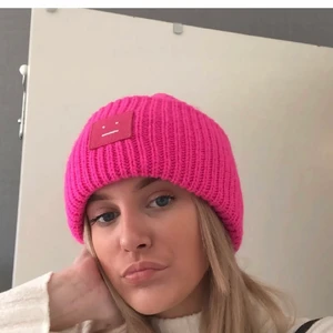 Acne mössa  - Neon rosa finns inte att köpa längre, säljer då jag tröttnat på den. Kan även byta mot andra saker! 