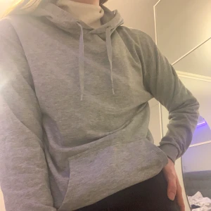 Stilren grå hoodie - Grå hoodie från Cubus i stl xs! 