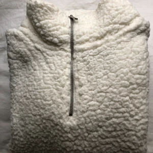 Tröja med zip - En jättefin tröja med en halv dragkedja som inte är så använd. I bra skick och är riktigt snygg men även varm! Storlek M men jag som är 1,70 cm tycker den är som S. Priset kan diskuteras, skicka vid intresse💗💗💗💗