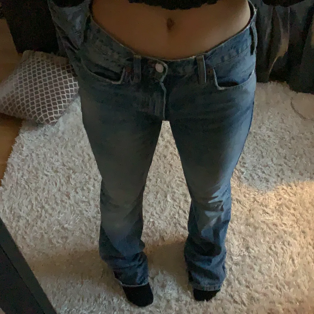 Sjukt snygga jeans lågmidjade. Är i storlek 36 men passar 34 också då jag har 34 i jeans och dom passar mig💓. Jeans & Byxor.