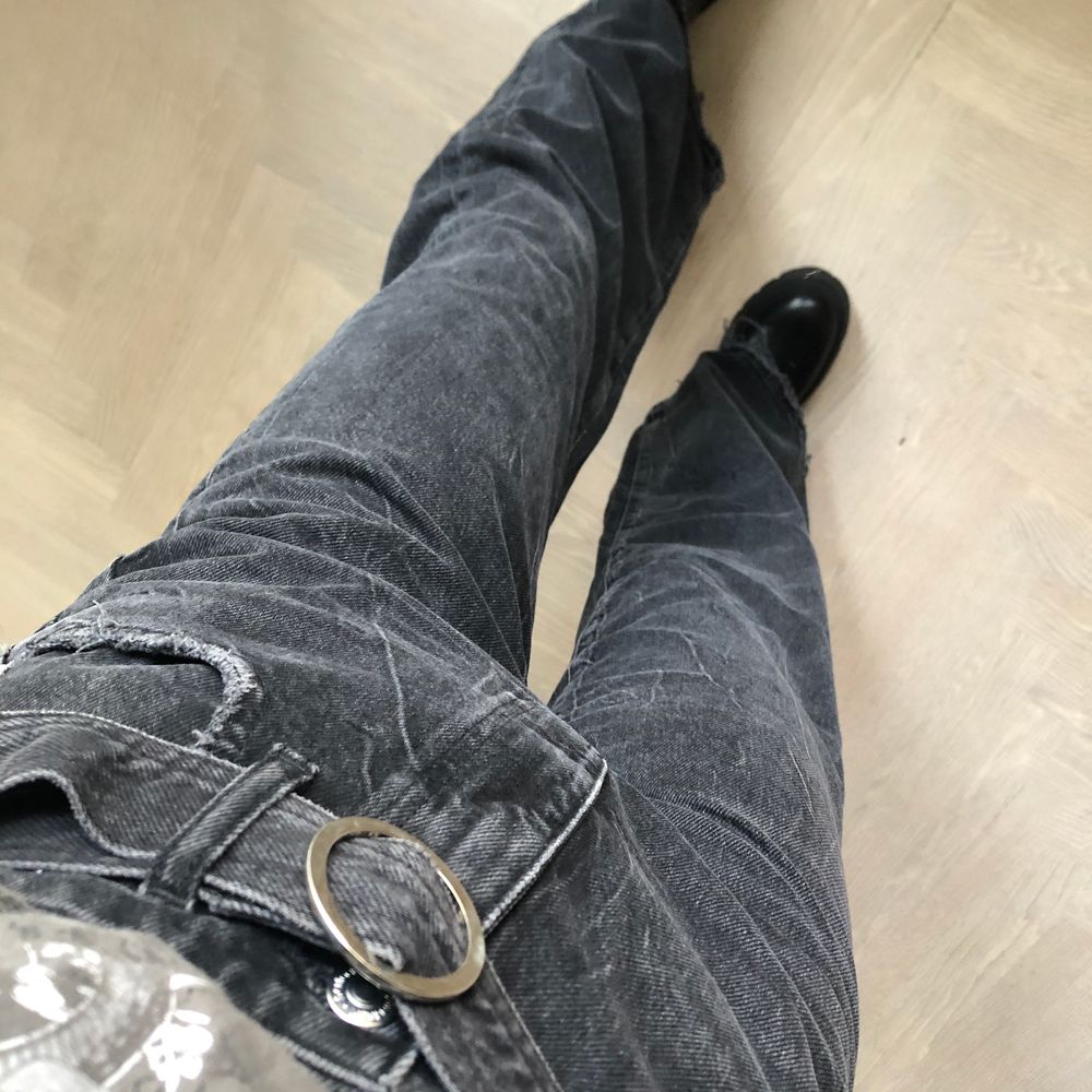 ”Tvättade” svarta jeans med tillhörande skärp. Högmidjade och vida där nere. . Jeans & Byxor.