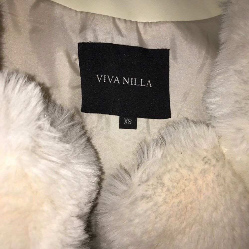 Köpte denna pälsväst i Viva Nilla, 6 månader sedan, för 900kr. Använd fåtal gånger, därför säljs den för 800kr, pris kan diskuteras. (Fusk päls) men ser äkta ut och även känns som äkta päls. Storlek xs, skulle säga att den är mer en onesize (passar alla storlekar). Övrigt.