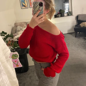 Off shoulder stickad tröja - Från boohoo i storlek S. Väldigt bra skick. Frakt: 66kr (spårbar)🚚💜