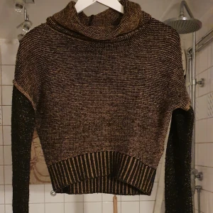 Söt och sexig stickad kroptop tröja  - En söt sexig och unik stickad tröja som är användade 6 dager men I mycket bra skick och passar till allt. Den är mycket stylig och sitter perfect på xxs TII medium. Säljer den eftersom jag har Annan då dem är utsåld. Finns fler bilder och bud I I kommenterna. Minst 20kr