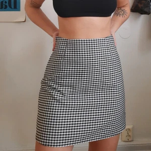 Kjol - Fint skick. Säljer den för att den är för stor för mig.