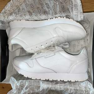 Ett par helt nya och oanvända vita sneakers. Original pris 700kr, säljer för 300kr