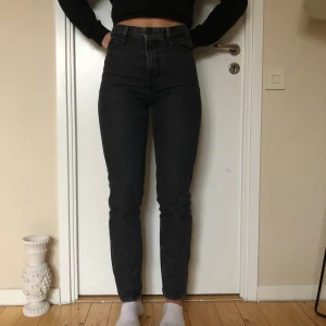 Lee jeans - Gråa lee jeans som inte längre kommer till användning. Bra skick. Modellen heter mom straight jeans.