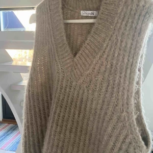  - Säljer min super fina beiga väst från designbysi💞💞sitter super fint och är super fin💞endast använd 2-3 gånger och är i super bra skick💞