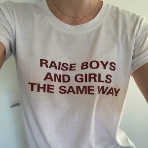 T-shirt  - T-shirt i mjukt material, använd få gånger men noppig vilket syns på sista bilden! Står ingen storlek men jag bär normalt sett S och den passar på mig, passar säkert både större och mindre beroende på hur man vill att den ska sitta 🤍                            Kolla gärna in mina andra annonser! 