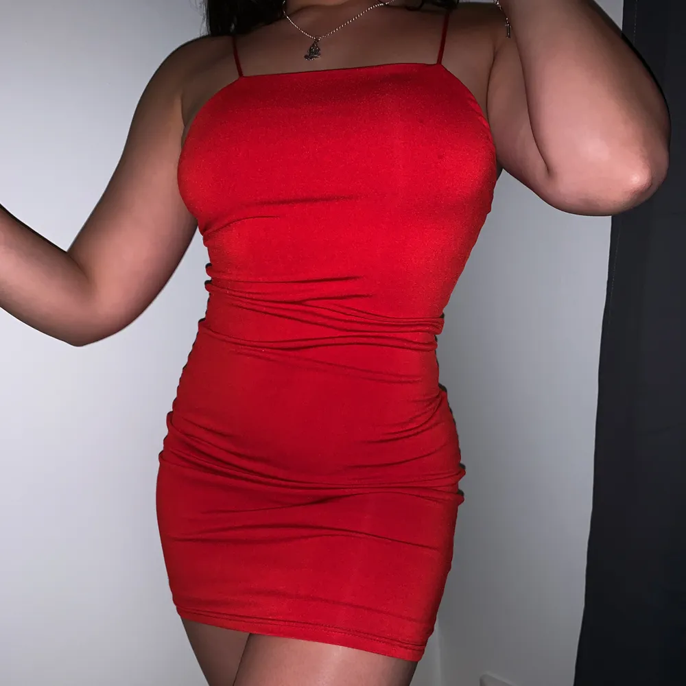 Supersnygg röd klänning, endast använd två gånger!❤️. Klänningar.
