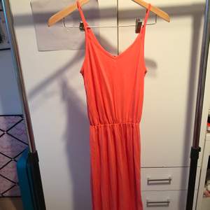 Lång orange sommar klänning. Säljer då den är för lång för mig. Slits detalj i högra benet.