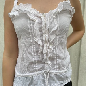 Vitt Linne Från Abercrombie & Fitch, L - Gulligt litet linne från Abercrombie & Fitch som passar perfekt till sommaren. Den är i storlek L men passar de som vanligtvis har storlek S så den verkar vara liten i storleken men superfint!💕 Frakt tillkommer 45kr