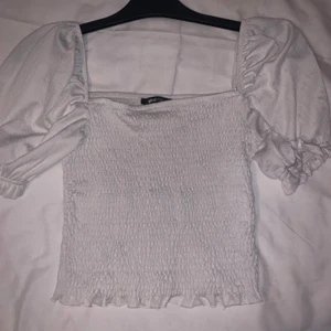 Vit topp - Vit sommar topp, använt ett fåtal gånger, bra skick, storlek L men passar även M, kan hämtas upp i halmstad men går även att fraktas då står köparen för leveranskostnaden