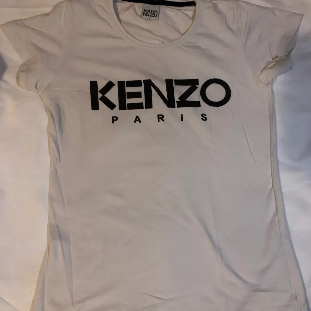 Fejk kenzo t-shirt, använt några gånger, helt okej skick därav väldigt billigt pris, storlek XS/S, kan hämtas upp i halmstad men går även att fraktas då står köparen för leveranskostnaden. T-shirts.
