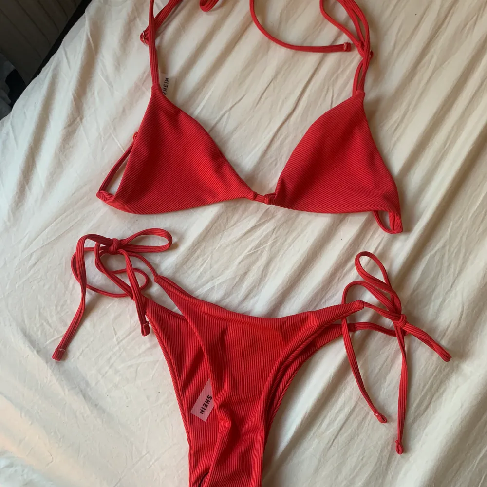 Röd bikini i storlek L i överdelen men är väldigt liten för mig med D kupa. Skulle säga är en M egentligen. Underdelen är i storlek S och är trovärdig i storlek. Helt oanvänd och bra skick. Nytt pris: 118kr. Du står för frakten. Övrigt.