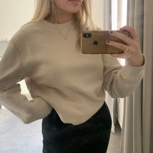 Beige sweatshirt  - Säljer en beige/krämvit sweatshirt från H&M. Den är från killavdelningen så den är lite större i passformen. Aldrig använd så superbra skick! Väldigt mjuk inuti också!🥰