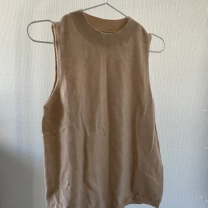 Tunn beige väst  - Tunn beige väst från Mango, aldig använd! Perfekt att ha över en vit skjorta med exempelvis svarta byxor eller jeans!