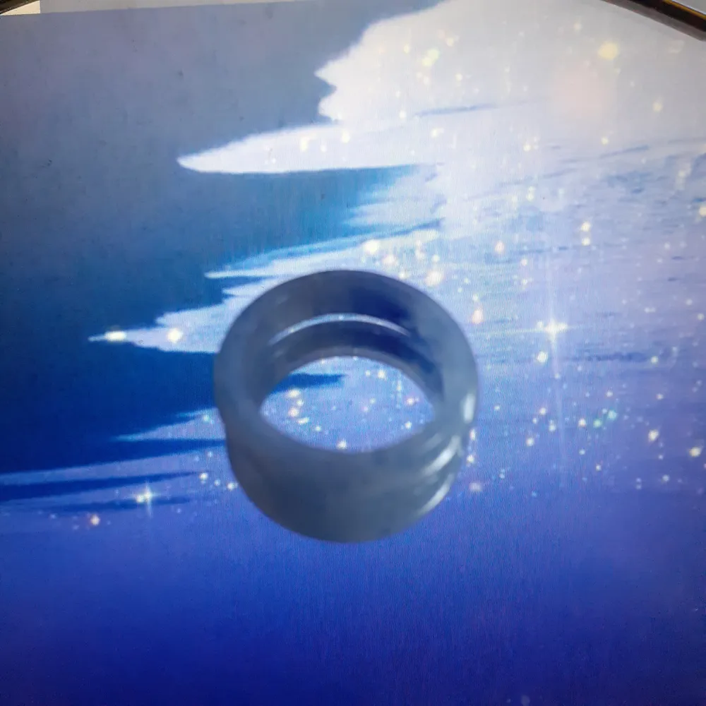 En justerbar guldpläterad delfin ring och en ring i okänd kristall. Kristallkringen är cirka size L eller XL. Kristallringen: 50kr+frakt. Delfinringen för 100kr+ frakt.   Delfinringen är såld:). Accessoarer.