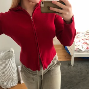 Röd kofta  - Jätte skön röd kofta med dragkedja från Lindex❤️ storlek 38/40, typ storlek M. Köparen står för frakt men kan även mötas upp i Gullmarsplan 