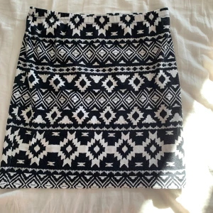 Mönstrad kjol - Kjol med svart och vitt mönster från hm, tajt passform men väldigt stretchig, knappt använd:) 35kr+frakt:)