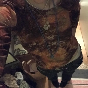 mesh 70s tröja - så fin brun/orange mesh-liknande tröja med blekta mönster💗 tröjan är inte genomskinlig och är i jättefint skick💓 budgivning i kommentarerna& skriv privat om ni vill ha fler bilder på tröjan!🥰
