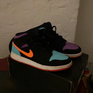 Nike jordan mid - Ett par Nike jordans mid, sparsamt använda. Skriv för fler bilder och mer info samt bud sker till mig privat🥳 