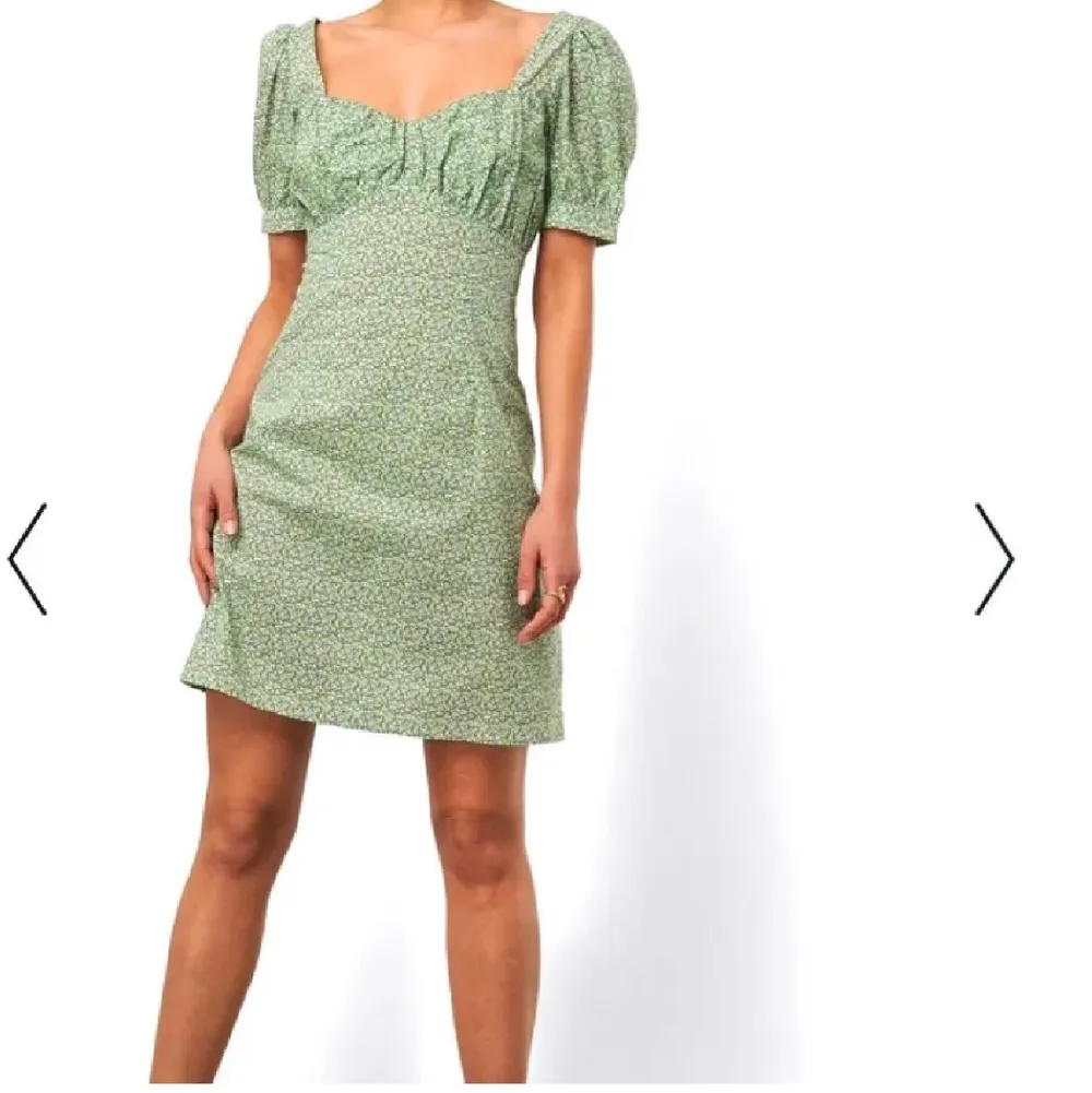 Säljer denna superfina gröna klänning köpt på NA-KD. Den blev slutsåld på direkten, kostade 499:- i nypris. Buda i kommentarerna vid intresse!💓💓. Klänningar.