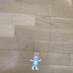 Kaninhalsband - Väldigt långt halsband (kedjan är ungefär 38 cm) med en kanin i slutet. Väldigt fin, bra skick och knappt använd. Kommer från Glitter. Säljs då den inte är min stil. (Köparen står för frakten)