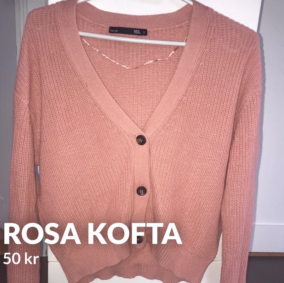  Rosa kofta från Lager 157. Ganska kort passform.. Tröjor & Koftor.