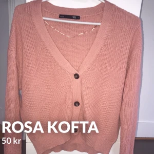 Rosa kofta -  Rosa kofta från Lager 157. Ganska kort passform.