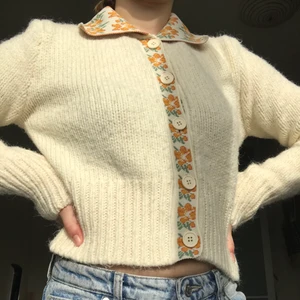 Kofta från Zara - Säljer denna jättefina kofta från Zara! 200kr + frakt 50kr, möts även upp i Stockholm. Skriv privat vid intresse eller fler frågor💓💓