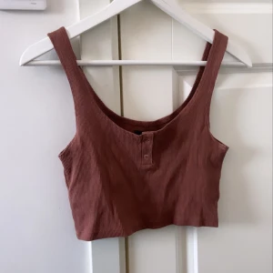 Topp från BikBok - Fin topp från BikBok i strl XS (passar även större). Endast använt en gång så i fint och felfritt skick. 