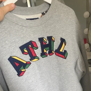 Grå collegetröja stl s - Säljer en jättefin collegetröja från superdry. Köpt i somras för 400 och använd Max 10 gånger. Väldigt bra skick och sitter lite oversized på mig som brukar ha S.