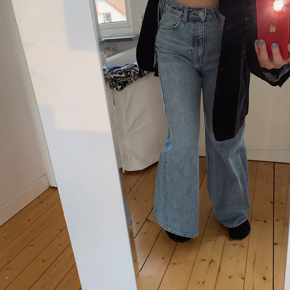 Säljer mina weekdays ”Flared” jeans pga dom inte passar mig längre🤍 skriv om ni har några andra frågor⚡️. Jeans & Byxor.